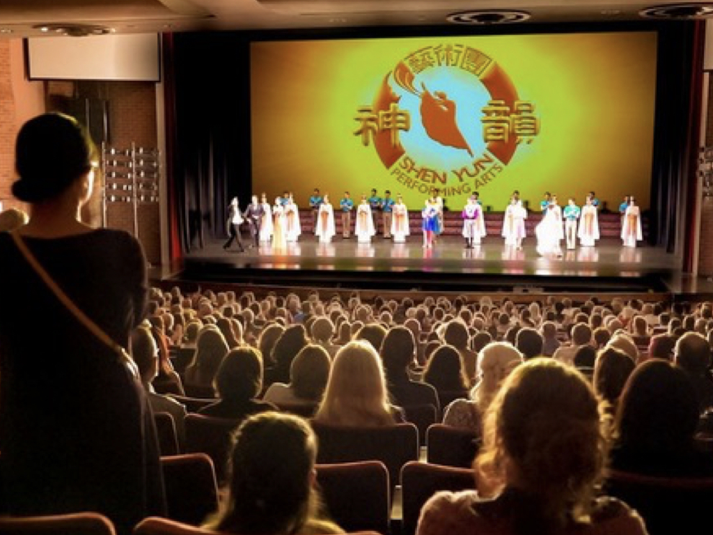 Image for article โคโลราโด : การแสดงเสินยวิ่นทำให้ผู้ชมประทับใจ : 