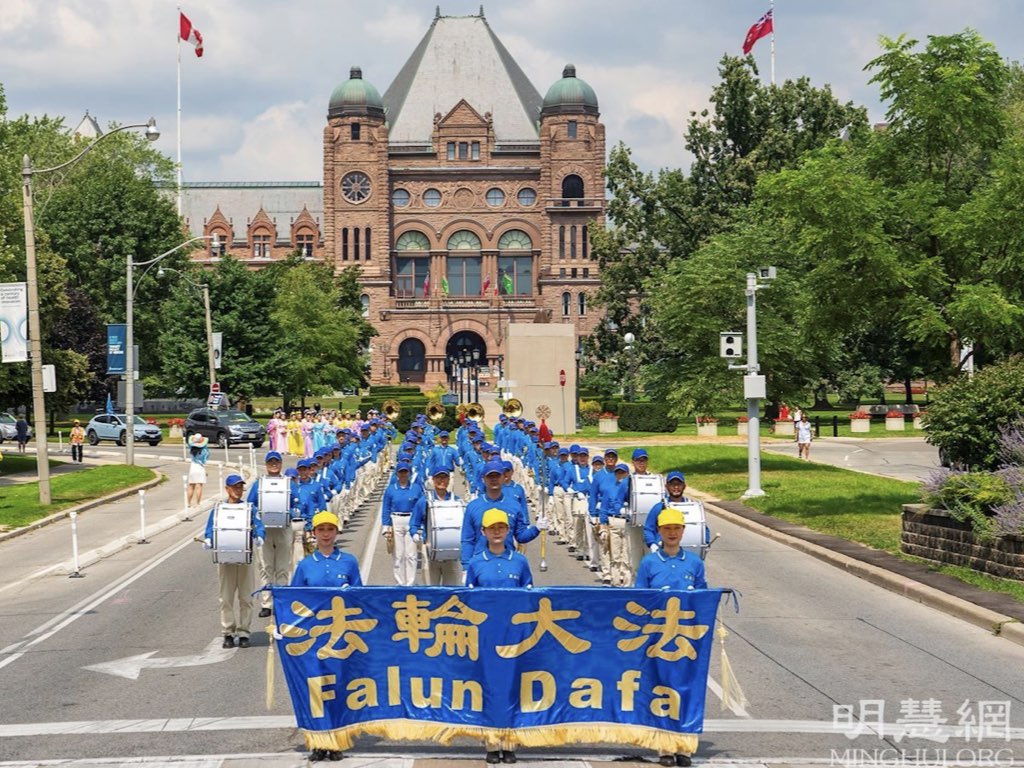 Image for article ขบวนพาเหรดฝ่าหลุนต้าฝ่าในเมืองโทรอนโต แคนาดา : “ปฏิเสธพรรคคอมมิวนิสต์จีน ต้อนรับความสว่างไสว”
