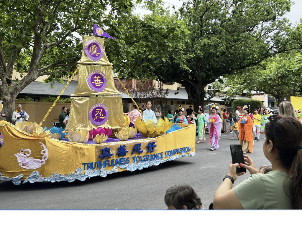 Image for article รัฐเซาท์ออสเตรเลีย : คนในพื้นที่รักรถยนต์ประดับตกแต่งของฝ่าหลุนต้าฝ่าในขบวนพาเหรดคริสต์มาส